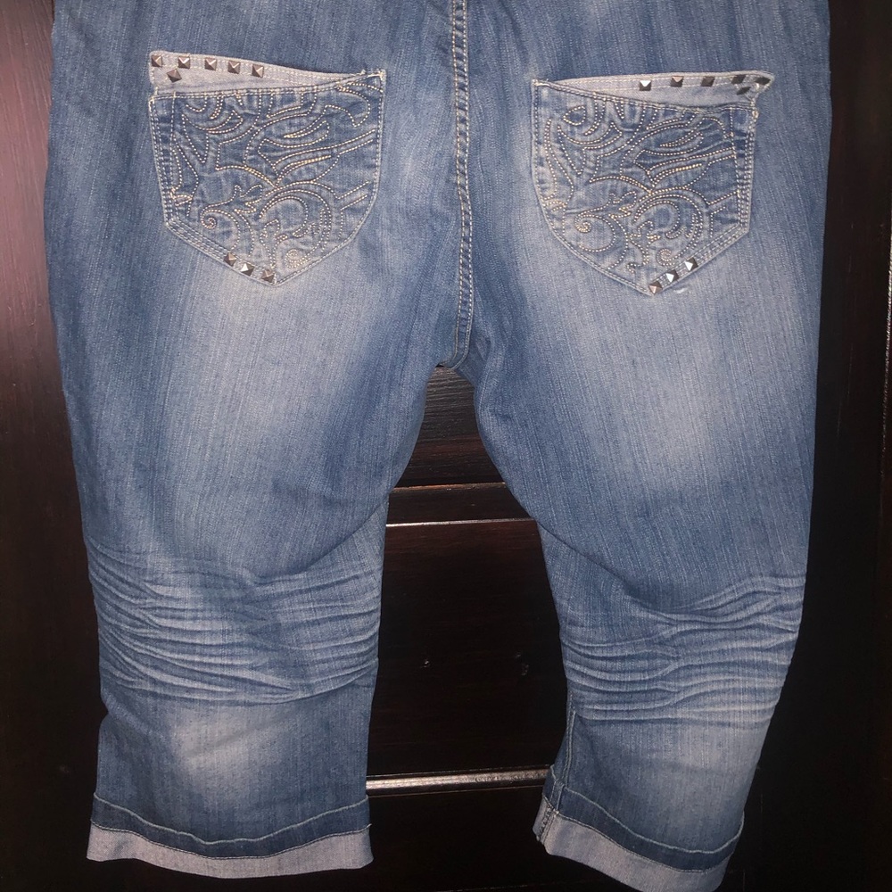 Apple Bottoms Jean Capris -size 22 w/ booty bling